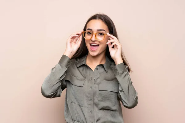 Chica Joven Sobre Fondo Aislado Con Gafas Sorprendida —  Fotos de Stock