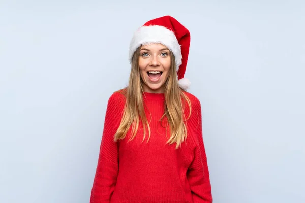 Chica Con Sombrero Navidad Sobre Fondo Azul Aislado Con Expresión —  Fotos de Stock