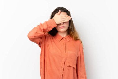 İzole edilmiş beyaz arka planda genç esmer kız gözlerini elleriyle kapatıyor. Bir şey görmek istemiyorum.