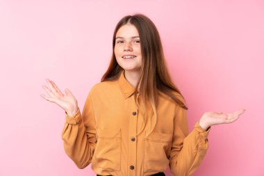 İzole edilmiş pembe arka plan üzerinden gülümseyen Ukraynalı genç kız.