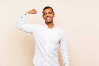 Genç, yakışıklı, esmer bir adam, izole bir hayat sürüyor.