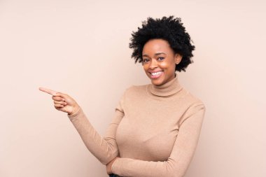 Tecrit edilmiş arka planda yaşayan Afro-Amerikalı bir kadın var.