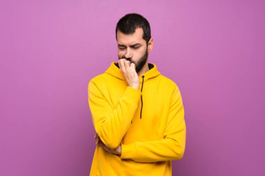 Sarı kazaklı yakışıklı adamın şüpheleri var.