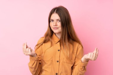 İzole edilmiş pembe geçmişi olan Ukraynalı genç kız para hareketi yapıyor.