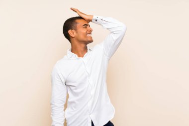 Genç yakışıklı esmer adam izole edilmiş geçmişinde bir şey fark etti ve çözüme niyetlendi.