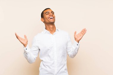 Izole arka plan üzerinde genç yakışıklı esmer adam çok gülümsüyor