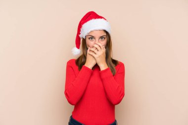 Yılbaşı şapkalı genç bir kız izole edilmiş bir geçmişi var ve yüzünde sürpriz bir ifade var.