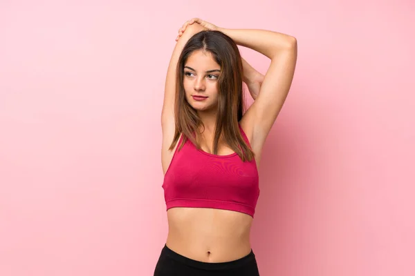 Giovane Ragazza Sportiva Isolato Sfondo Rosa Stretching — Foto Stock