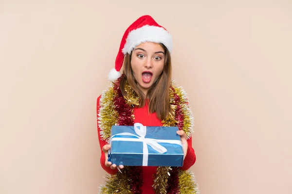 Menina Com Chapéu Natal Segurando Presente Sobre Fundo Isolado — Fotografia de Stock