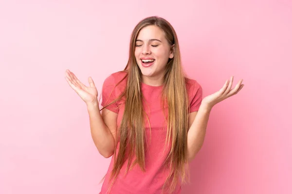 Nastolatek Blondynka Dziewczyna Odizolowany Różowy Tło Śmiech — Zdjęcie stockowe
