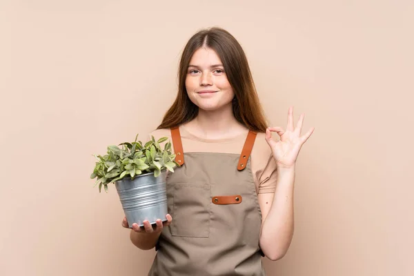 Oekraïense Tiener Tuinier Meisje Met Een Plant Tonen Een Teken — Stockfoto