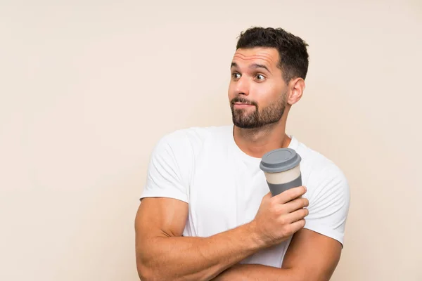 Jovem Com Barba Segurando Café Take Away Sobre Fundo Azul — Fotografia de Stock