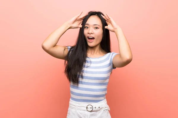 Tini Ázsiai Lány Felett Elszigetelt Rózsaszín Háttér Meglepetés Kifejezés — Stock Fotó