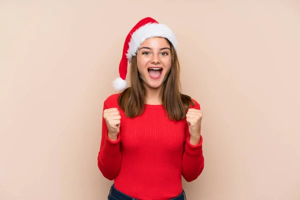 Menina Com Chapéu Natal Sobre Fundo Isolado Celebrando Uma Vitória — Fotografia de Stock