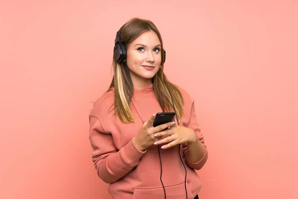 Teenager Girl Listening Music Mobile Isolated Pink Background — Stock Photo, Image