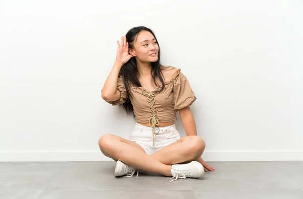 Tonåring Asiatisk Flicka Sitter Golvet Lyssnar Något — Stockfoto