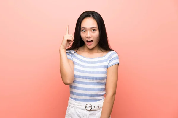 Tinédzser Ázsiai Lány Izolált Rózsaszín Háttér Gondolkodás Egy Ötlet Rámutatva — Stock Fotó