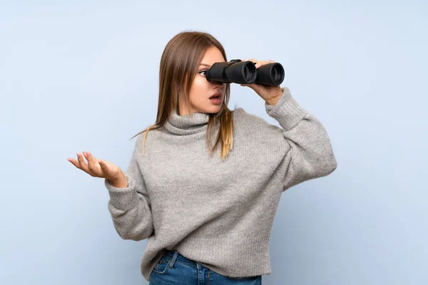 Ragazza Adolescente Con Maglione Sfondo Blu Isolato Con Binocolo Nero — Foto Stock