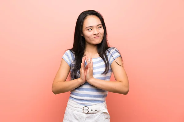 Adolescent Asiatique Fille Sur Isolé Rose Fond Schéma Quelque Chose — Photo