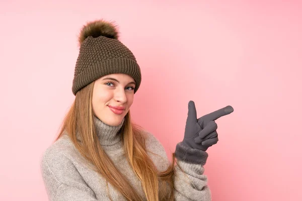 Giovane Ragazza Adolescente Con Cappello Invernale Sfondo Rosa Isolato Puntando — Foto Stock