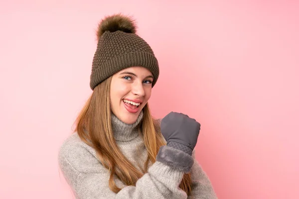 Jeune Adolescente Avec Chapeau Hiver Sur Fond Rose Isolé Célébrant — Photo