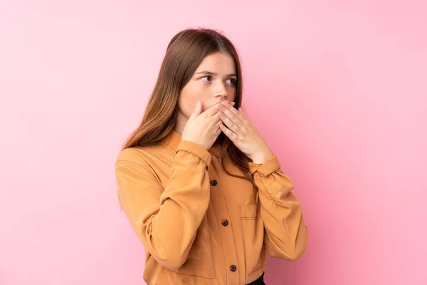 Ukrainischer Teenager Mädchen Über Isolierten Rosa Hintergrund Bedeckt Mund Und — Stockfoto