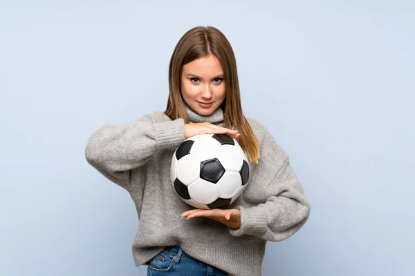 Ragazza Adolescente Con Maglione Sfondo Blu Isolato Possesso Pallone Calcio — Foto Stock