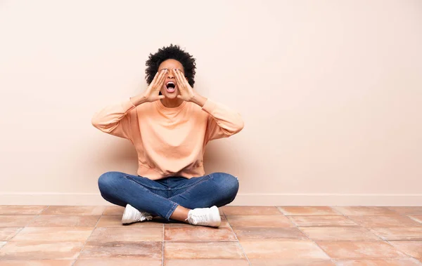 Africano Americano Mulher Sentada Chão Gritando Anunciando Algo — Fotografia de Stock