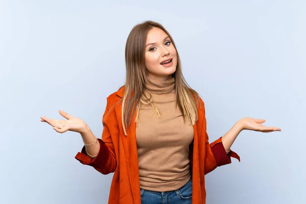 Ragazza Adolescente Con Cappotto Sfondo Blu Isolato Con Espressione Facciale — Foto Stock