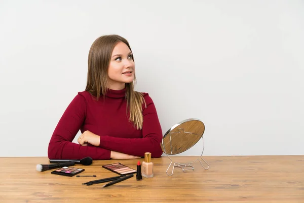 Teenager Mädchen Mit Make Palette Und Kosmetik Einem Tisch Zur — Stockfoto