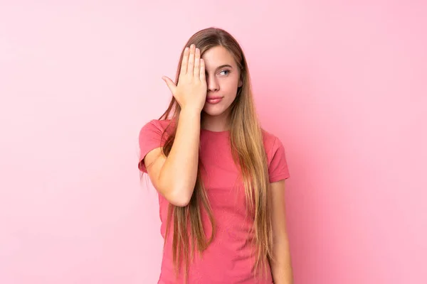 Teenager Blondýny Dívka Přes Izolované Růžové Pozadí Pokrývající Oko Rukou — Stock fotografie