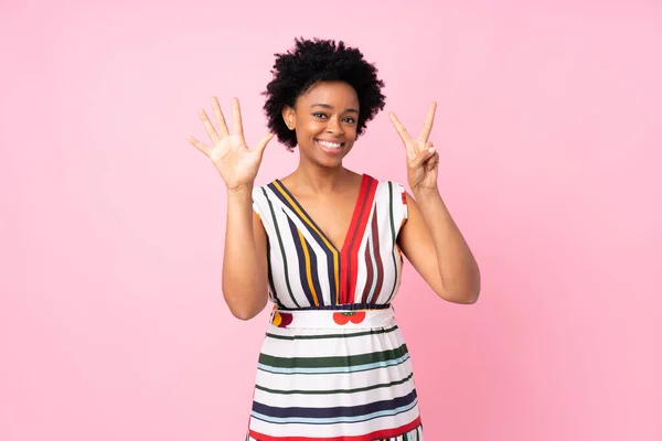 Африканська Американка Виділеному Рожевому Фоні Рахує Сім Пальцями — стокове фото