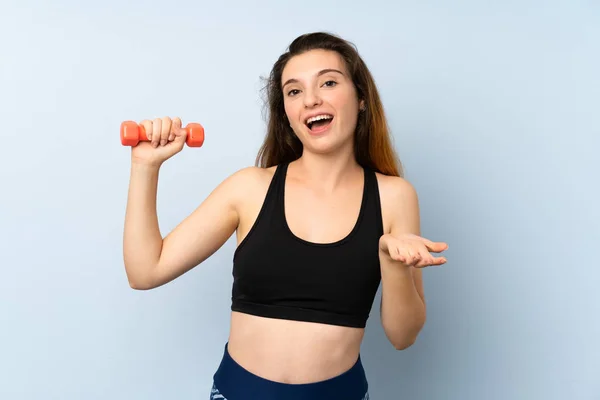 Mujer Deportiva Joven Con Levantamiento Pesas Sobre Fondo Azul Aislado —  Fotos de Stock