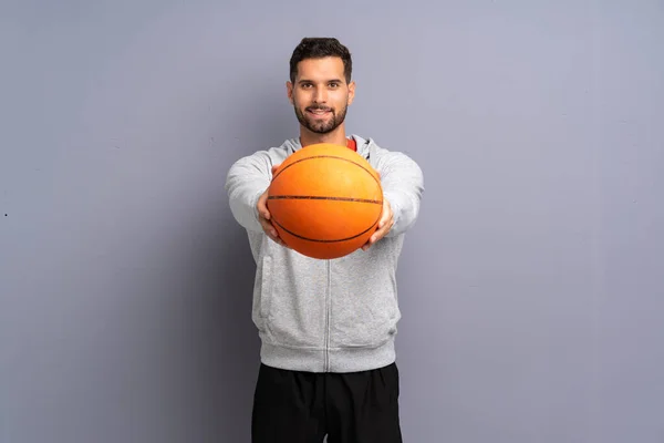 Pohledný mladý muž basketbalisty — Stock fotografie