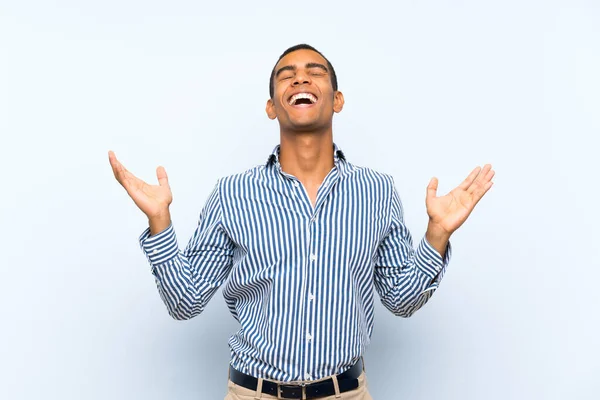 Joven Guapo Morena Hombre Sobre Aislado Azul Fondo Sonriendo Mucho — Foto de Stock