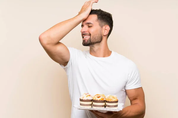 Uomo Bello Che Tiene Torta Muffin Sfondo Isolato Capito Qualcosa — Foto Stock