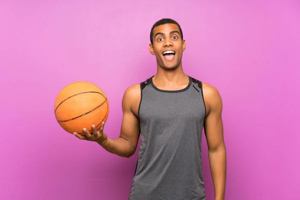 Jovem Desportista Com Bola Basquete Sobre Parede Roxa Isolada Com — Fotografia de Stock