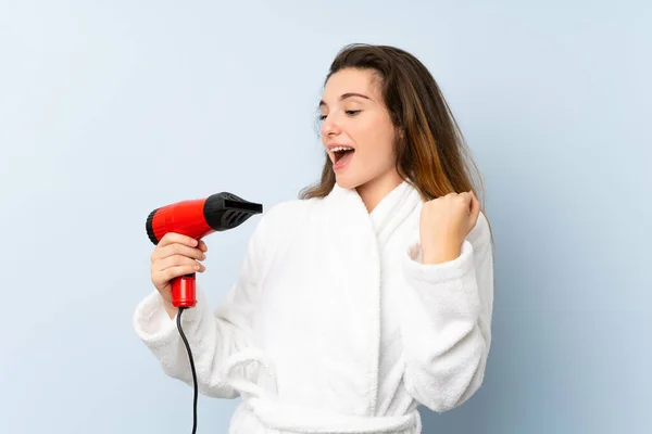 Junge Frau Bademantel Mit Haartrockner Feiert Einen Sieg — Stockfoto