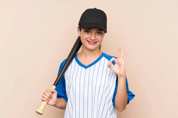 Chica Joven Jugando Béisbol Sobre Fondo Aislado Mostrando Signo Con — Foto de Stock