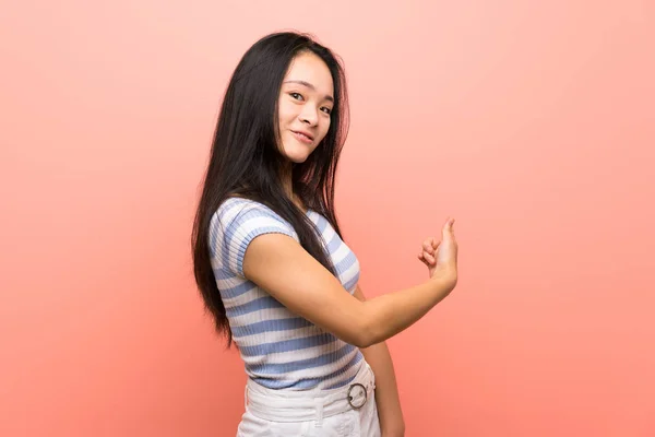 Adolescente Asiatico Ragazza Oltre Isolato Rosa Sfondo Puntando Indietro — Foto Stock