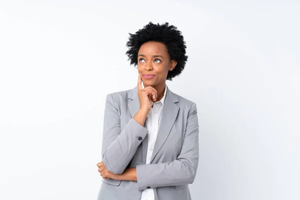 Africano Americano Mulher Negócios Sobre Isolado Fundo Branco Pensando Uma — Fotografia de Stock