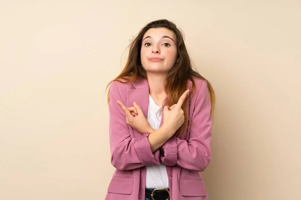 Joven Morena Con Chaqueta Sobre Fondo Aislado Apuntando Los Laterales — Foto de Stock