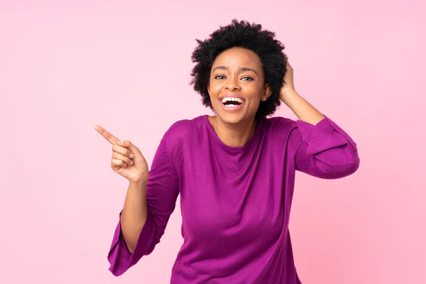 Mujer Afroamericana Sobre Fondo Rosa Aislado Sorprendido Señalando Dedo Hacia —  Fotos de Stock