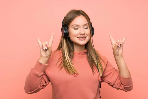 Menina Adolescente Ouvindo Música Sobre Fundo Rosa Isolado — Fotografia de Stock