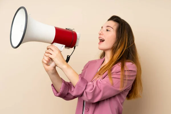 Jovem Morena Com Blazer Sobre Fundo Isolado Gritando Através Megafone — Fotografia de Stock