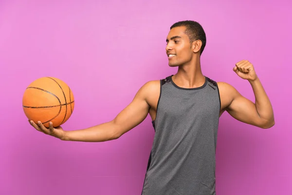 Pemuda Olahraga Dengan Bola Basket Lebih Terisolasi Dinding Ungu Merayakan — Stok Foto