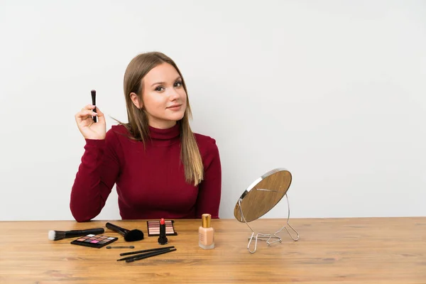 Teenager Mädchen Mit Make Palette Und Kosmetik Einem Tisch — Stockfoto