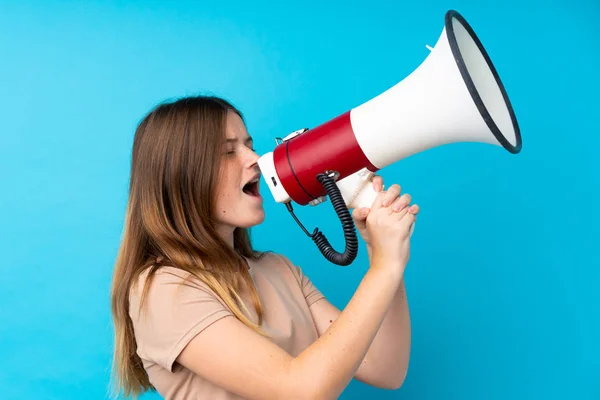 Oekraïense Tiener Meisje Geïsoleerde Blauwe Achtergrond Schreeuwen Door Een Megafoon — Stockfoto