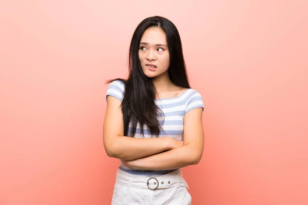 Adolescente Asiatico Ragazza Oltre Isolato Rosa Sfondo Con Confondere Faccia — Foto Stock