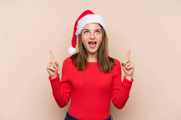 Jong Meisje Met Kerst Hoed Geïsoleerde Achtergrond Wijzen Met Wijsvinger — Stockfoto
